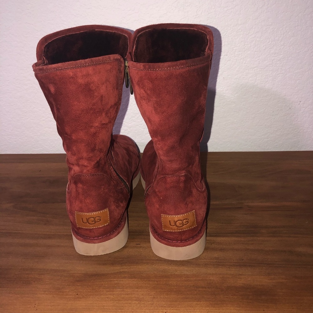 Ugg classic zip short size 7